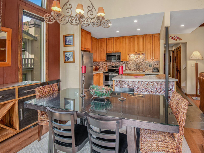 Food & Drinks, Vantage Point Condo 411, Eagle