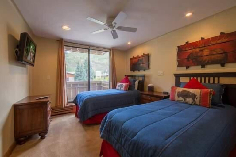 Room 5, Scorpio Condos with Great Vail Mountain Views by RedAwning, Eagle