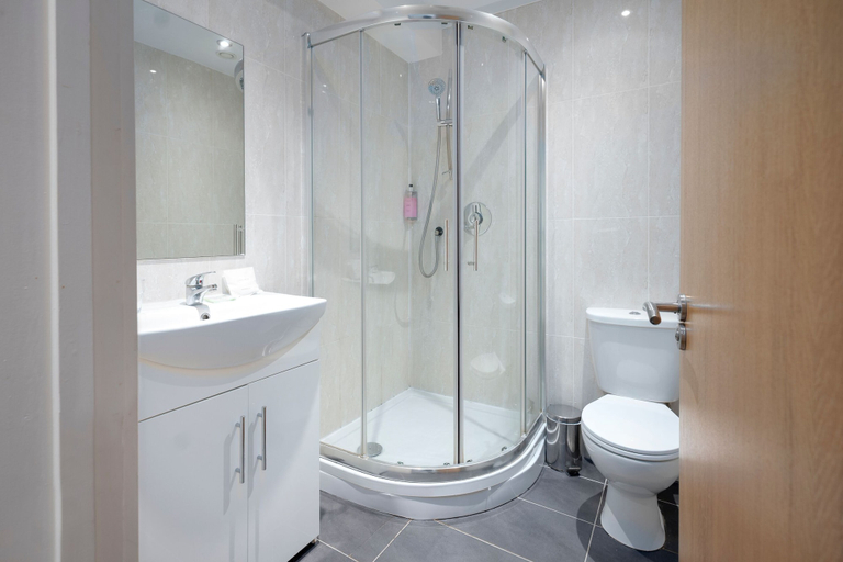 Bathroom 4, Rooms at The Ritz Complex, Northamptonshire