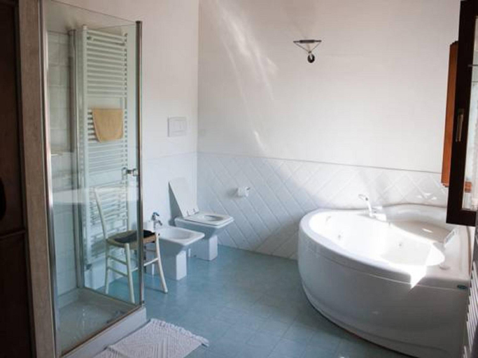 Bathroom 4, Villarondanella, Fermo