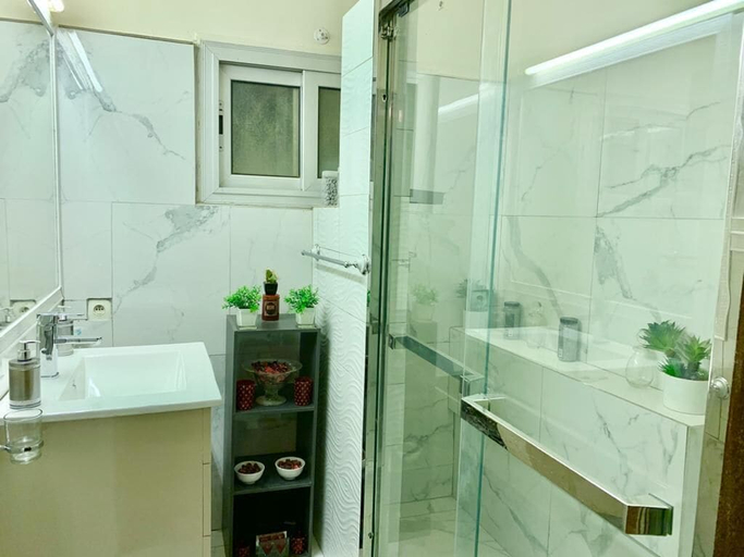 Bathroom, Appart Place De l'independance, Dakar