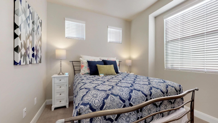 Room 4, Birds Eye View 4 Bedroom Apts by RedAwning, Washington