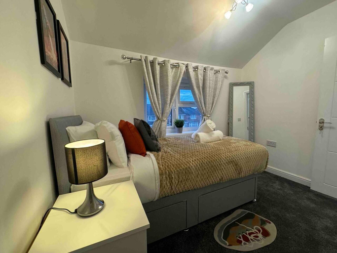 Room 5, 3-bed Home, Sleeps 8, Ideal for Large Groups, Birmingham