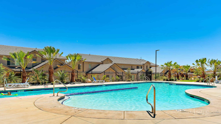 Sport & Beauty 5, Desert Chateau by RedAwning, Washington