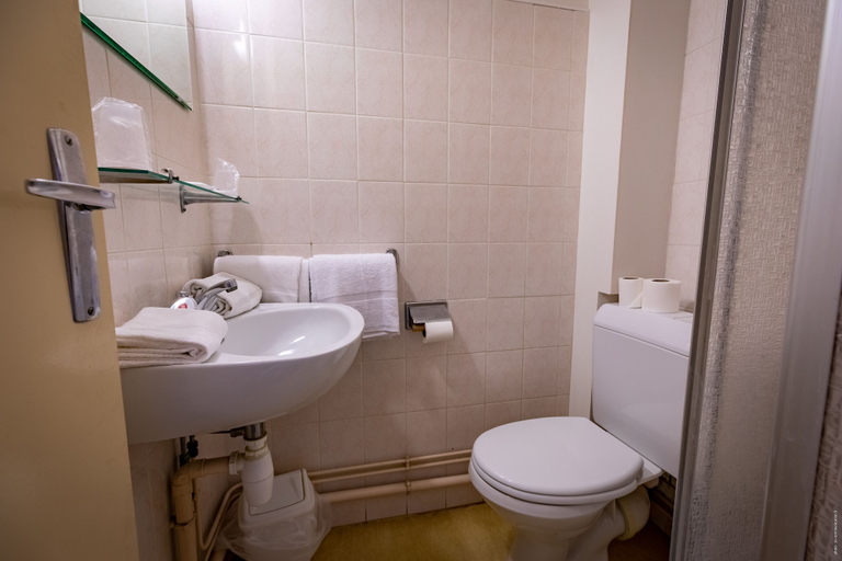 Bathroom 4, Hotel Christina, Indre