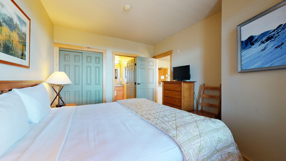 Room 4, Sunstone 209 Ski-In Ski-Out, Gorgeous Mountain Views, Heated Pool Jacuzzi by RedAwning, Mono