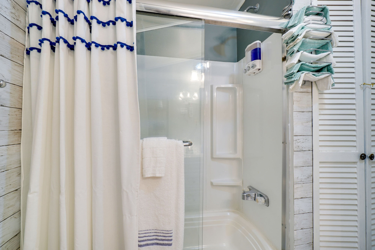 Bathroom, Sweet Lily Home < 15 Mi From Downtown Corbin!, Laurel