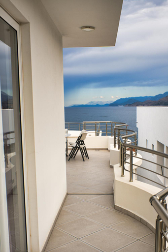 Others 4, Villa Perla