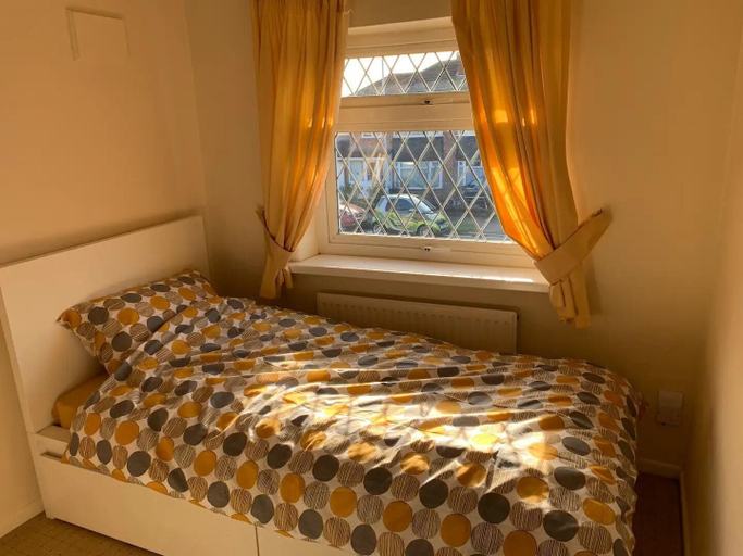 Bedroom 2, Stunning 3-bed House in Cheadle, Stockport