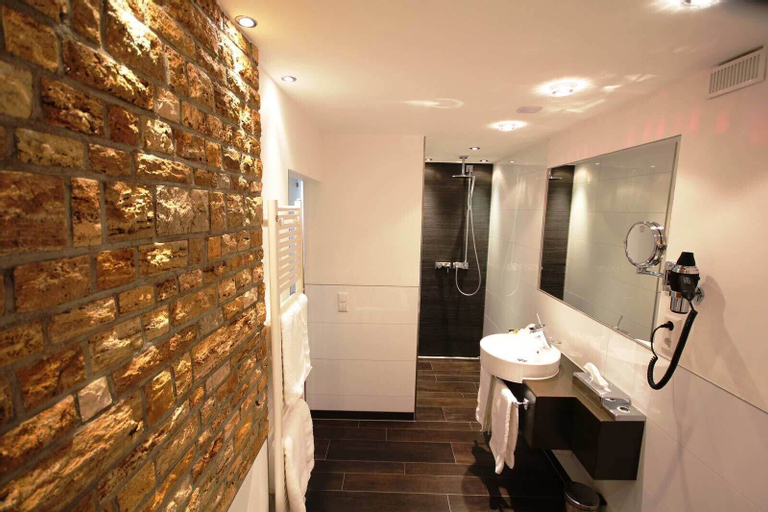Bathroom 14