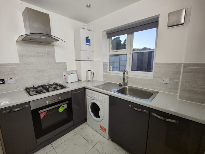 Private kitchen 5, 3 Bed House - Sleeps 7 - Garden - Parking - Wifi, Birmingham