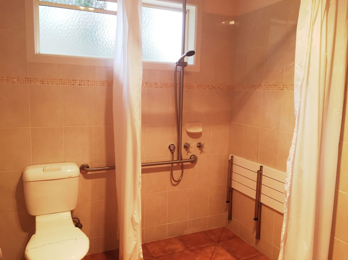 Bathroom 4, Bright on Track, Alpine - East
