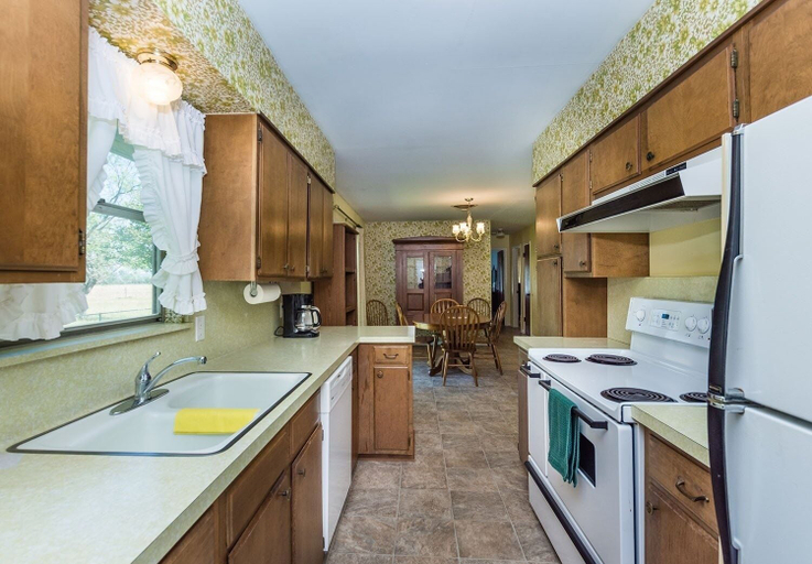 Private kitchen 4, Oma's Haus 2 Bedroom Home by RedAwning, Gillespie