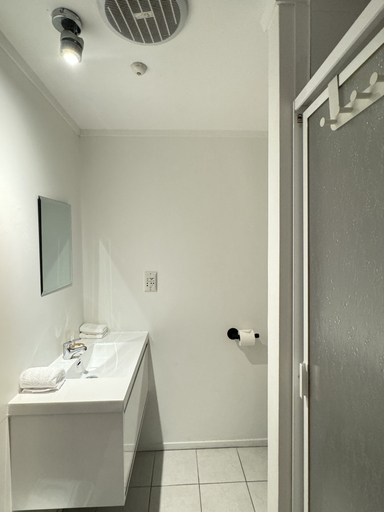 Bathroom 3, Oakwood Manor Motor Lodge, Manukau