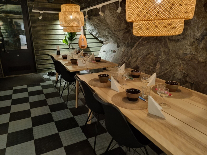 Food & Drinks, Cave Retreat - Sleeps 2 - Pets - Parking - Wifi, Luleå