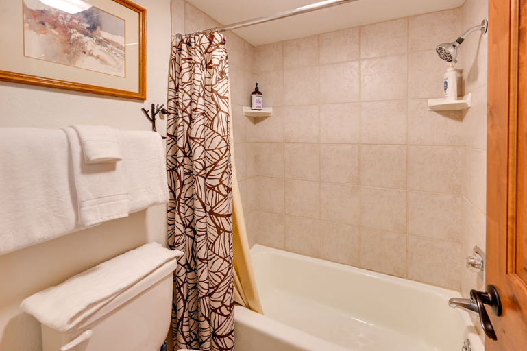 Bathroom 5, Upscale Condo w/ Balcony < 1/2 Mi to Ski Resort, Routt