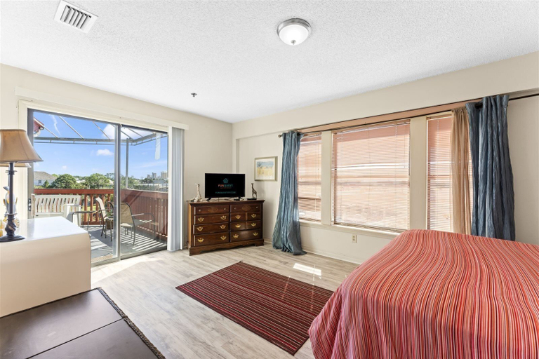 Bedroom 1, 1302b St Thomas Square, Bay