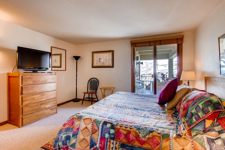 Room 5, Large 2 Br With Open Floorplan 2 Bedroom Condo - No Cleaning Fee! by RedAwning, Gunnison