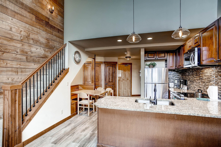 Primary image, Mall 1424, Summit