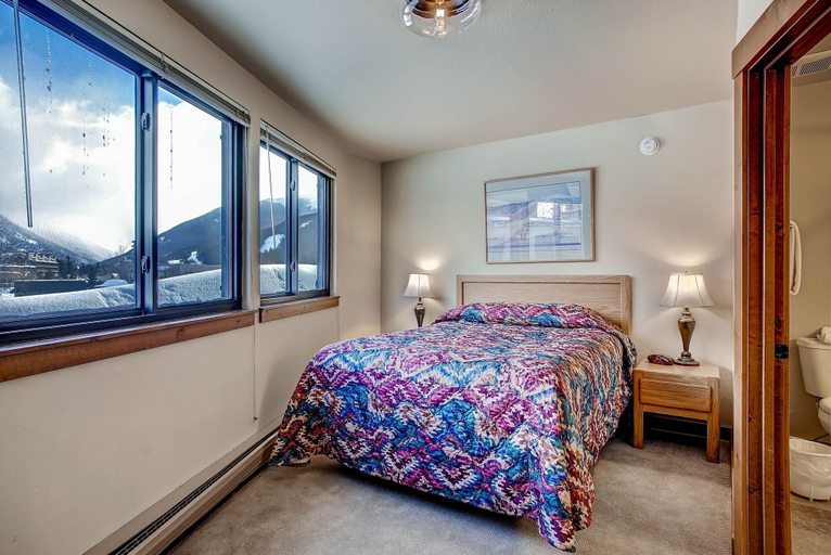Room, Mall 1424, Summit