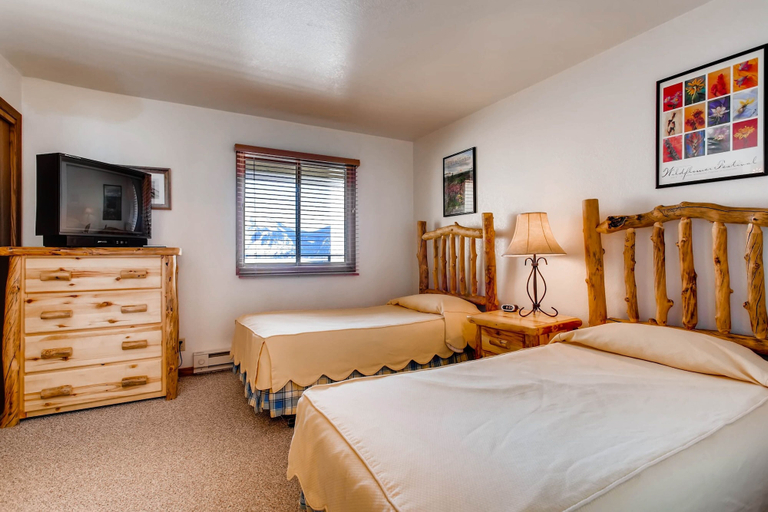 Room 3, Spacious 2 Br Unit With Completely Updated Kitchen 2 Bedroom Condo - No Cleaning Fee! by RedAwning, Gunnison