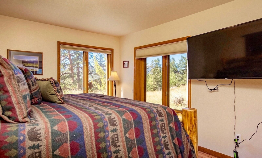 Room 4, Tranquil Luxury Vacation At Windcliff 3 Bedroom Home by RedAwning, Larimer
