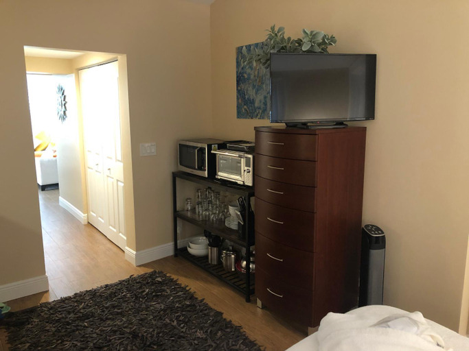 Bedroom, Private bedroom & den suite with shared pool & tropical garden, Broward