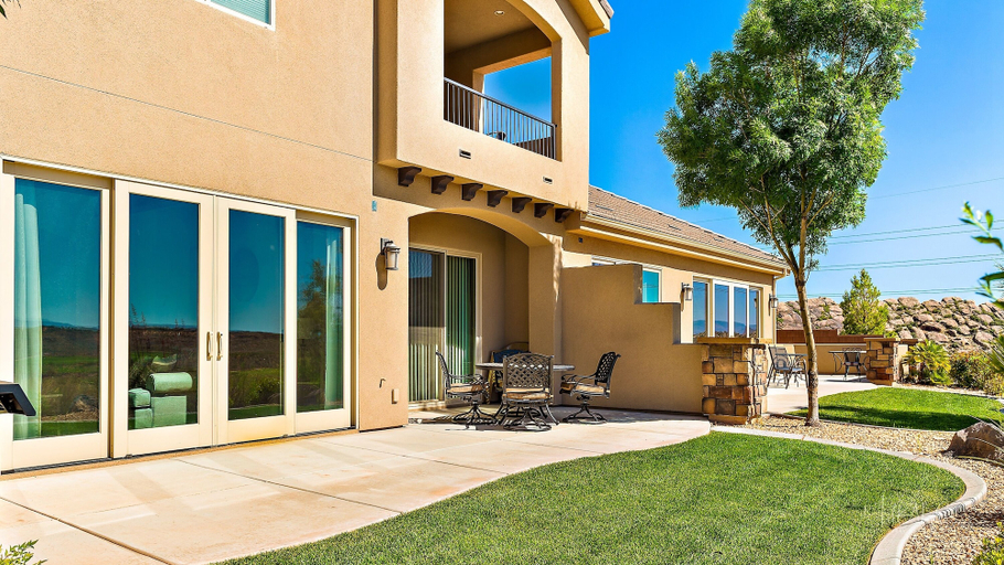Exterior & Views 2, Above Par by RedAwning, Washington