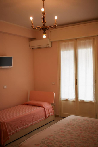 Others 4, La casa di Catia, Florence