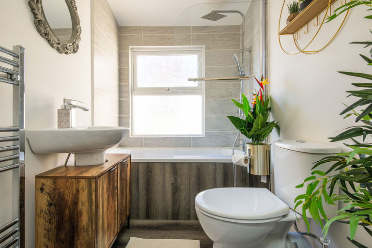 Bathroom 3, Charming 1-bed House in London, London