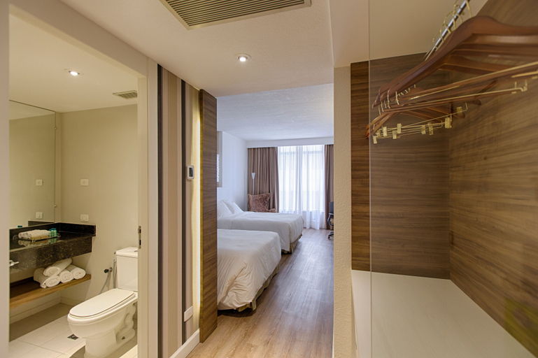 Bathroom 5, Radisson Hotel Curitiba, Curitiba