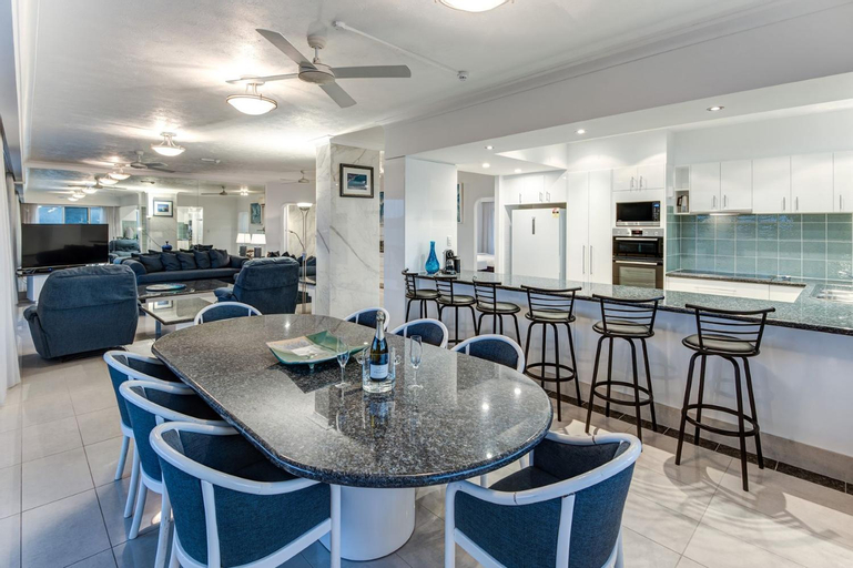 Food & Drinks, Yacht Harbour Tower 5 - Oceanviews, buggy and private lift access and valet service, Whitsunday