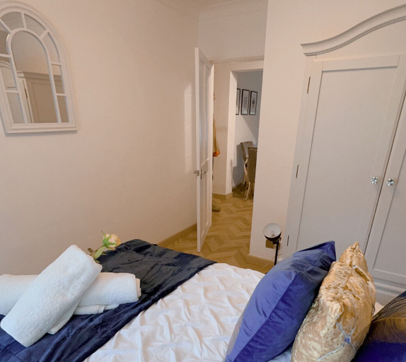 Bedroom 2, Beautiful 3 Bedroom Apartment in Bournemouth, Poole