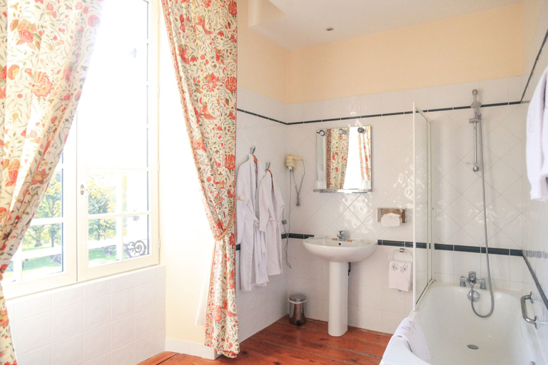 Bathroom 5, Château Sénailhac, Gironde