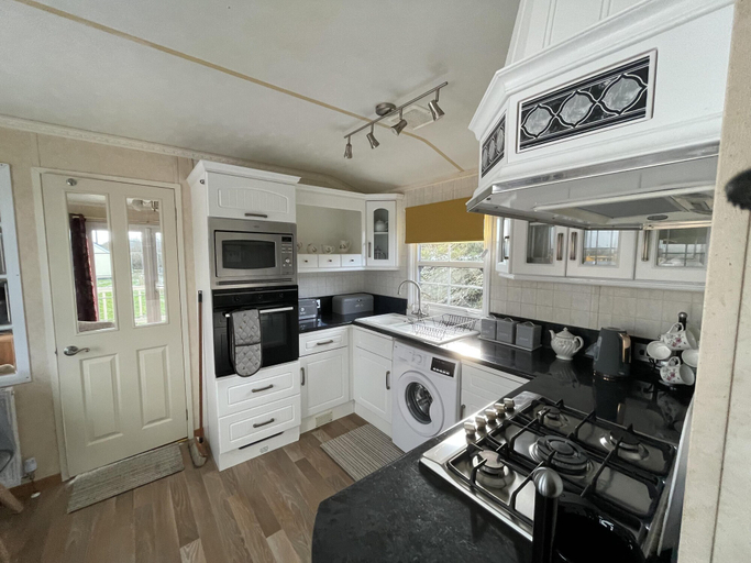 Private kitchen, Captivating 2-bed Static Caravan on Private Land, Anglesey