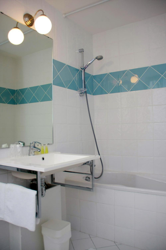 Bathroom 3, Hotel Le Commerce, Savoie