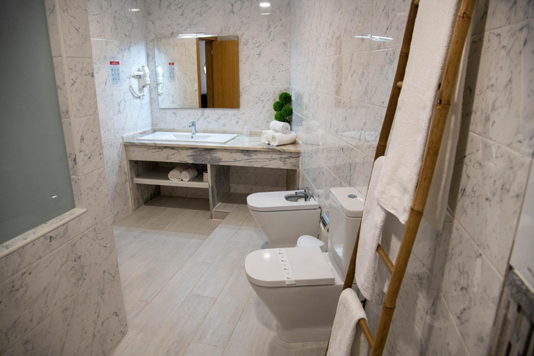 Bathroom, Hotel Marisol, Macedo de Cavaleiros