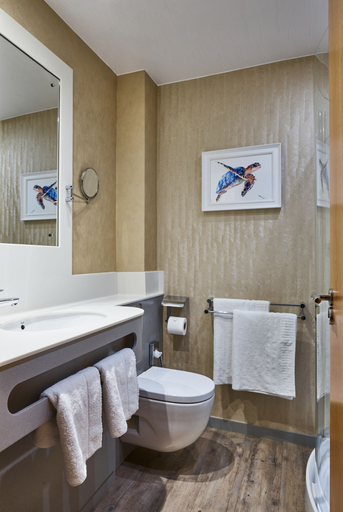 Bathroom 5, Fairlawns Hotel and Spa, Walsall