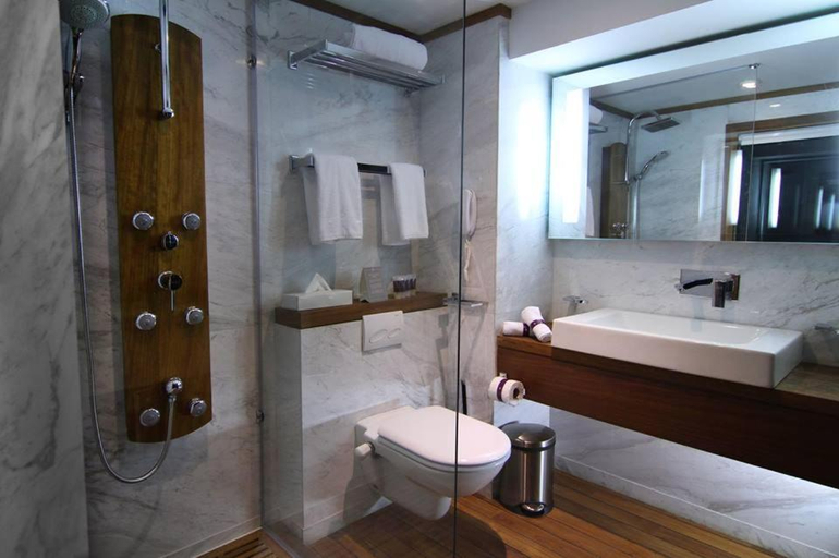 Bathroom, Le Fayan Nile Cruise - Mondays from Aswan & Thursdays from Luxor, Luxor