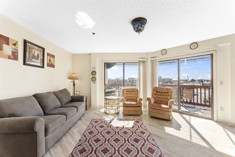 Others 4, 1302b St Thomas Square, Bay