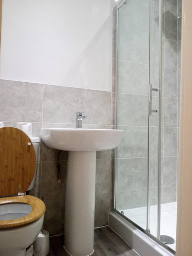 Others 3, Ensuite Double-bed (H1) close to Burnley city centre, Lancashire