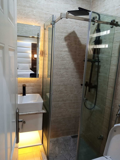 Bathroom 4, Ten15 Hotel & Suites, Surulere