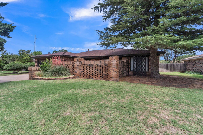 Property grounds 4, Stead House-3bd/2ba, Ttu, Fall Specials! 3 Bedroom Home by RedAwning, Lubbock