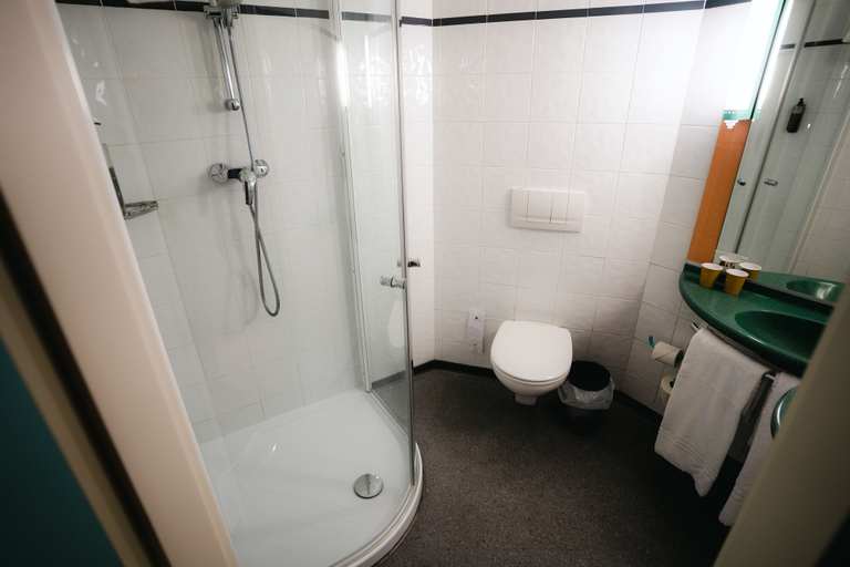Bathroom 4, ibis Valladolid, Valladolid