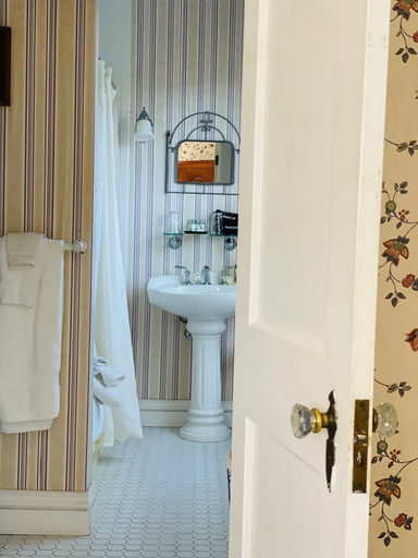 Bathroom 3, Langworthy Inn, Washington