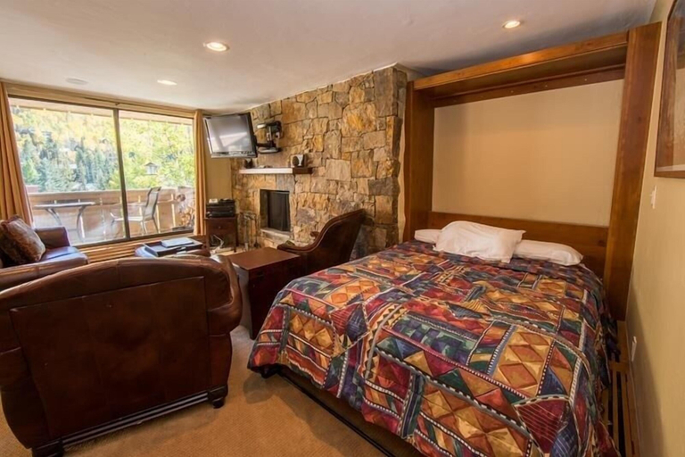 Room 2, Scorpio Condos with Great Vail Mountain Views by RedAwning, Eagle