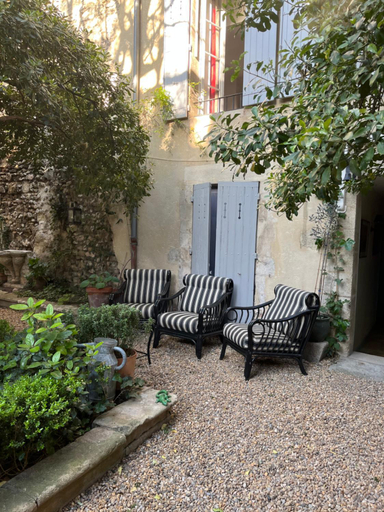 Others 4, Face au Palais, Vaucluse