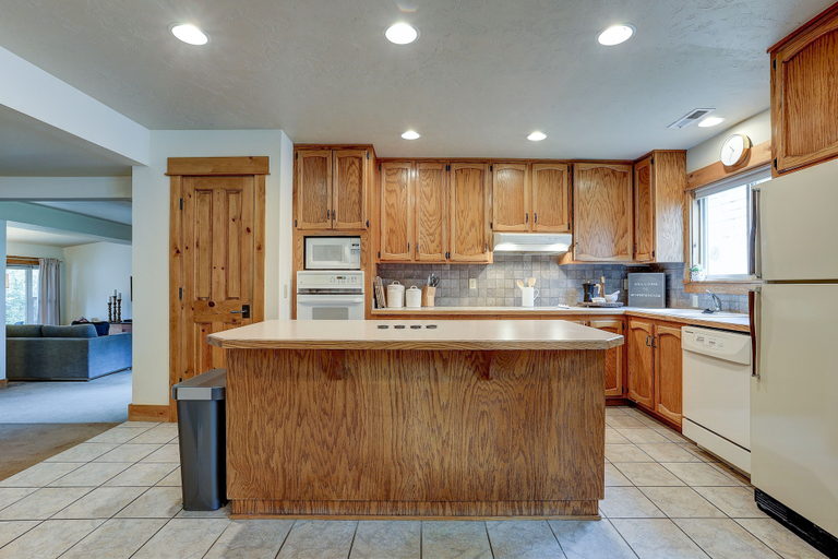 Private kitchen 5, The Bend House 3 Bedroom Home by RedAwning, Deschutes