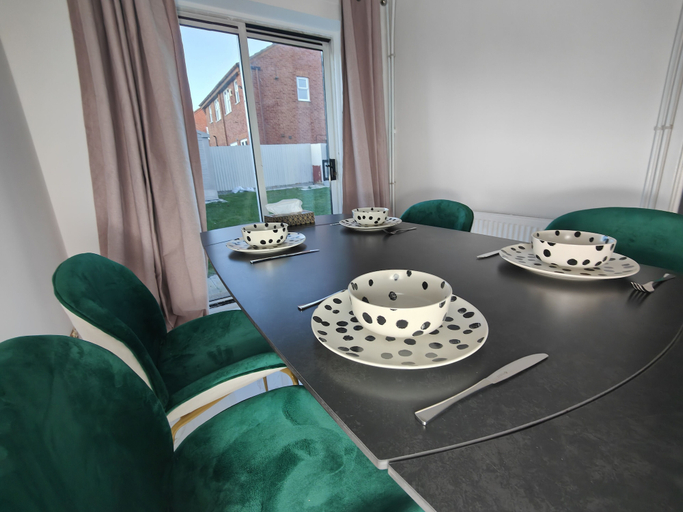 Interior 3, 3 Bed House - Sleeps 7 - Garden - Parking - Wifi, Birmingham