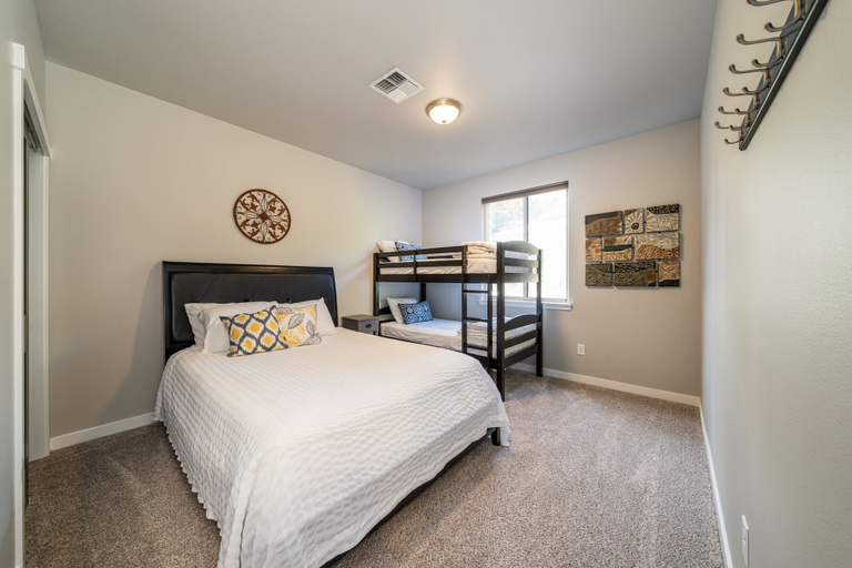 Room 4, Marina's Edge Condo Walk to Restaurants, Wineries by RedAwning, Chelan